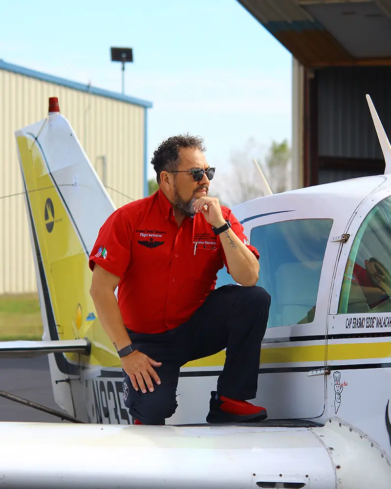 Erasmo “Eddie” Malacara junto a su avión