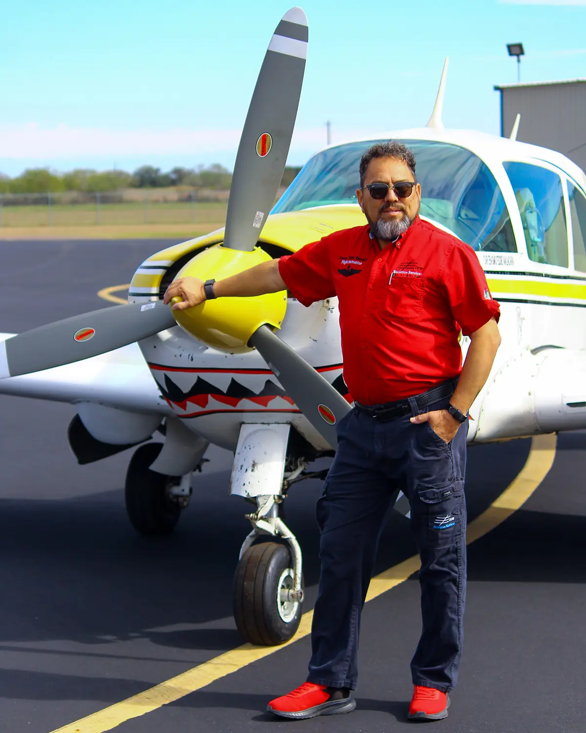 Erasmo “Eddie” Malacara junto a la hélice de su avión